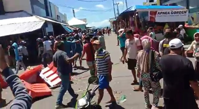 Para pedagang Pasar Higienis Ternate mengamuk lantaran jalan masuk pasar ditutup Pemkot. Foto: Rizal Syam/cermat