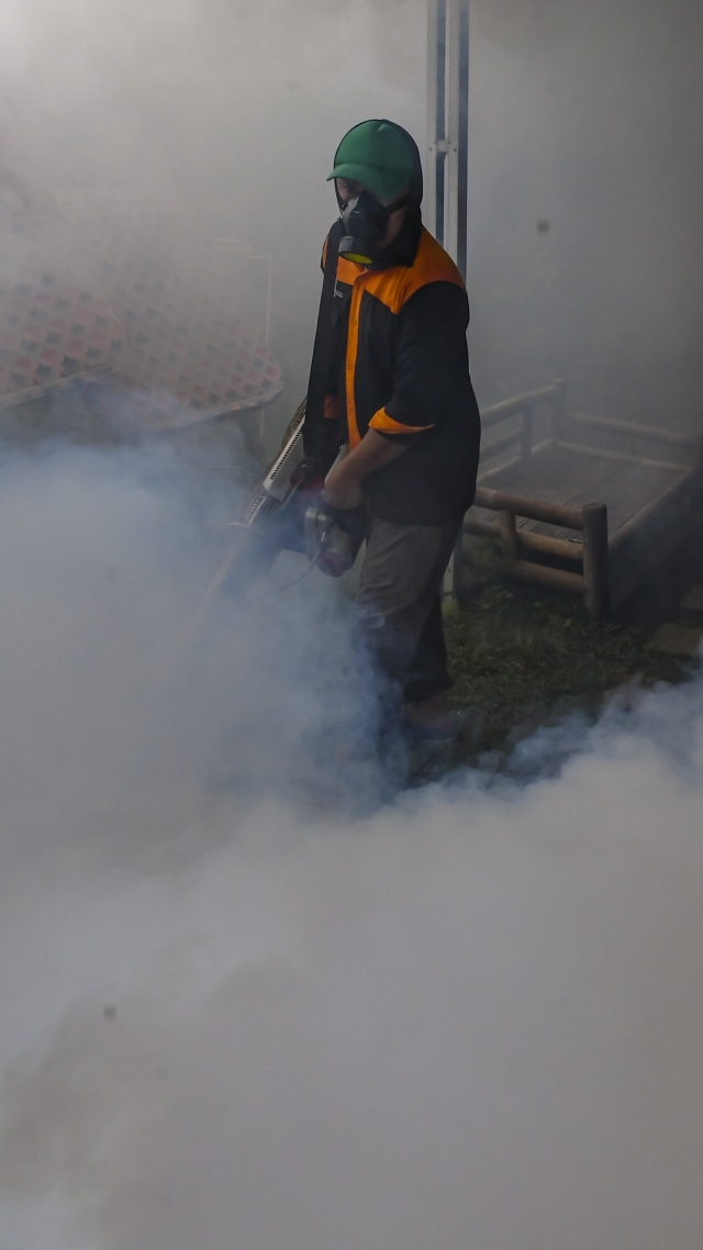 Petugas melakukan pengasapan (fogging) di kawasan Bojong Gede, Jawa Barat, Minggu (3/5/2020). Foto: ANTARA FOTO/Muhammad Adimaja