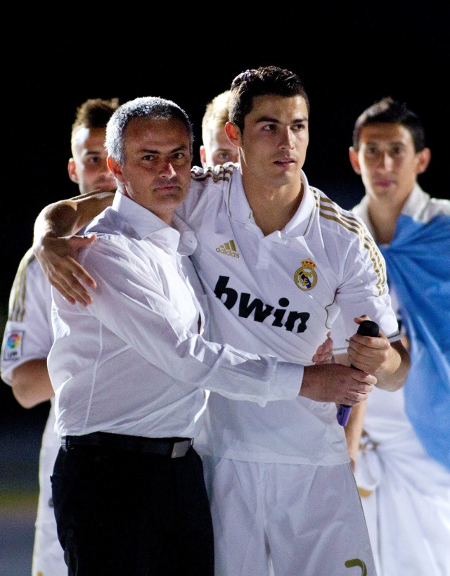 Pemain Real Madrid Cristiano Ronaldo bersama Jose Mourinho merayakan Juara Liga Spanyol pada 13 Mei 2012 di Santiago Bernabeu, Madrid, Spanyol. Foto: AFP/JAIME REIN