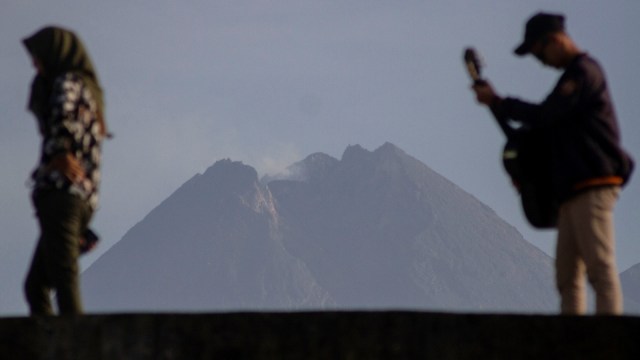 Puncak Gunung Merapi terlihat dari Sungai Gendol, Bronggang, Cangkringan, Sleman, DI Yogyakarta, Minggu (3/5). Foto: ANTARA FOTO/Hendra Nurdiyansyah