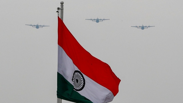 Angkatan Udara India (IAF) melakukan aksi jet tempur sebagai ucapan terima kasih kepada garda terdepan penanganan virus corona di New Delhi, India. Foto: REUTERS / Adnan Abidi
