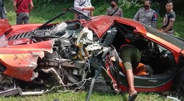 McLaren MP4-12C kecelakaan di Tol Jagorawi.  Foto: Istimewa