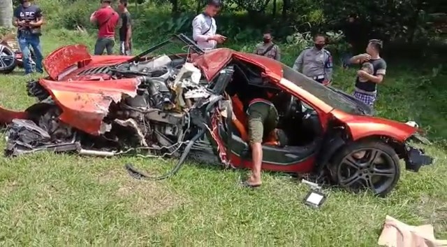 McLaren MP4-12C kecelakaan di Tol Jagorawi.  Foto: Istimewa