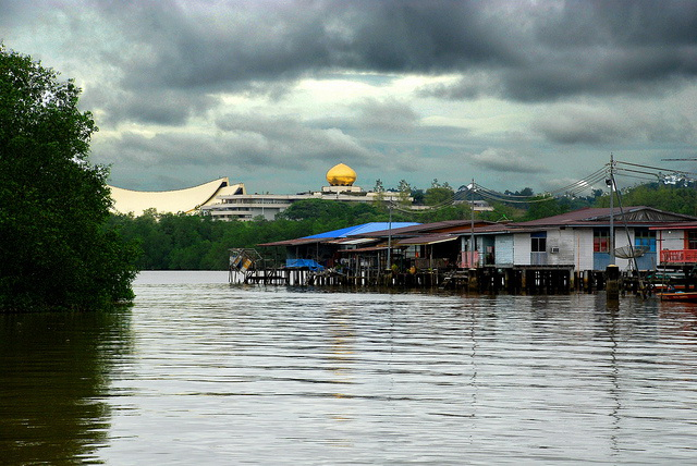 Istana Nurul Iman, dari tepi Sungai Brunei.  Foto: Istana Nurul Iman