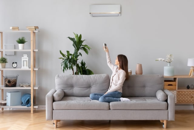 Matikan AC dan lampu saat tidak digunakan supaya rumah lebih hemat listrik. Foto: Shutterstock