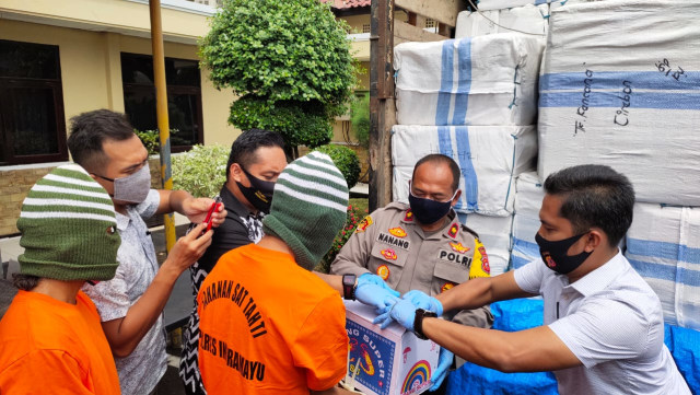 Mengaku Bawa  Kerupuk Ikan  Polisi Temukan Jutaan Petasan 