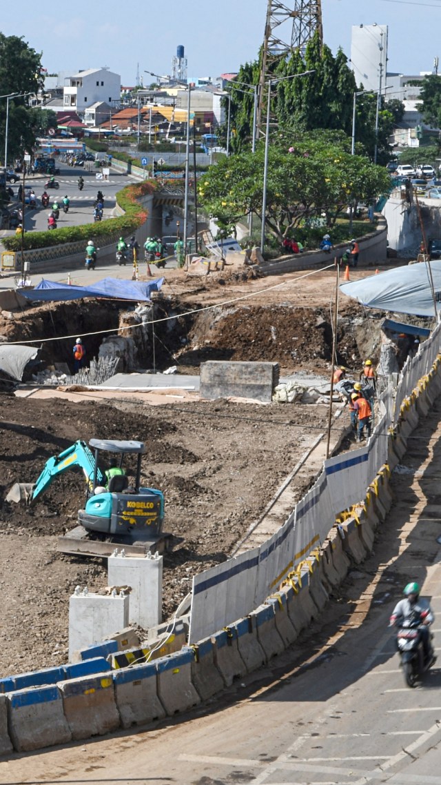 Sejumlah pekerja menyelesaikan proyek pembangunan Underpass Senen Extension di kawasan Senen, Jakarta, Minggu (3/5). Foto: ANTARA FOTO/M Risyal Hidayat