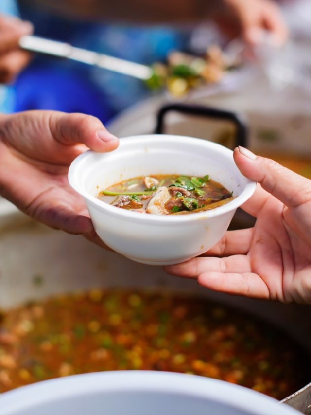 ilustrasi memberi makan orang yang berpuasa Foto: Shutterstock