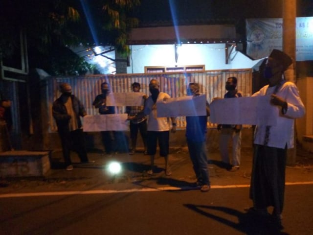 Sejumlah warga Kelurahan Jombang demo di depan rumah yang digunakan isolasi pasien COVID-19, Minggu malam (3/5/2020).