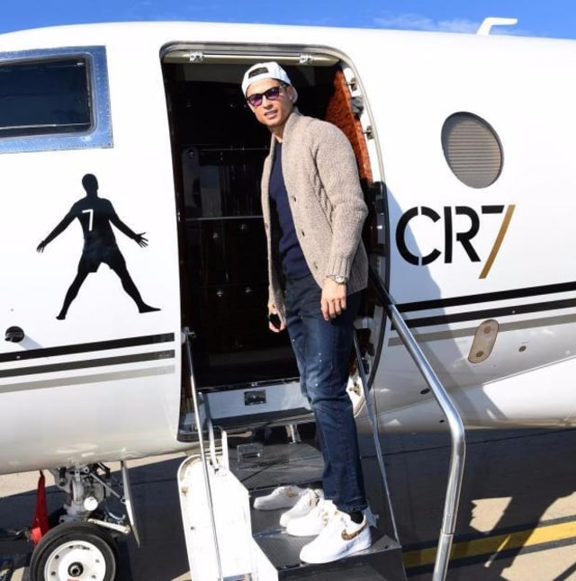 Cristiano Ronaldo dengan jet pribadinya.jpg