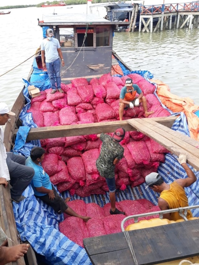 Bea Cukai sita bawang merah asal Thailand di Perairan Aceh. Foto: Dok. Istimewa