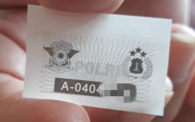 Stiker pengesahan STNK yang pajaknya sudan dibayarkan via Samolnas dan dikirim ke rumah. Foto: Hardi Affandi