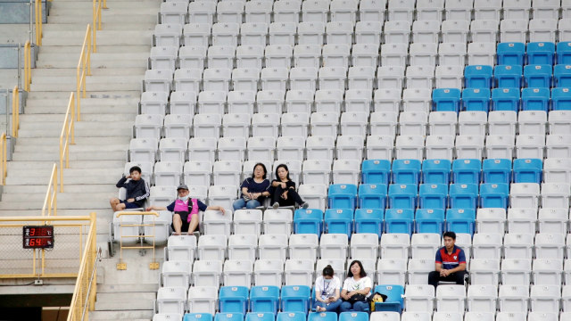 Ilustrasi menonton pertandingan sepak bola Foto: REUTERS/Ann Wang