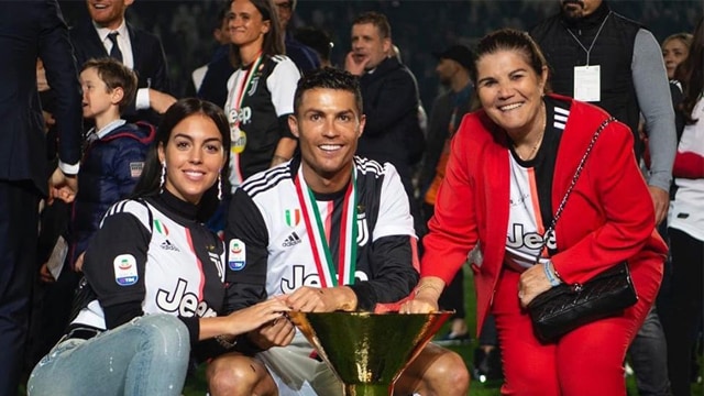 Cristiano Ronaldo bersama ibu (kanan) dan Georgina Rodriguez. (Foto: @Cristiano/Instagram)