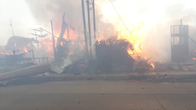 Kebakaran di Jalan Cakung Cilincing, Jakarta Timur, Senin (4/5).  Foto: Dok. Sudin PKP Jaktim.