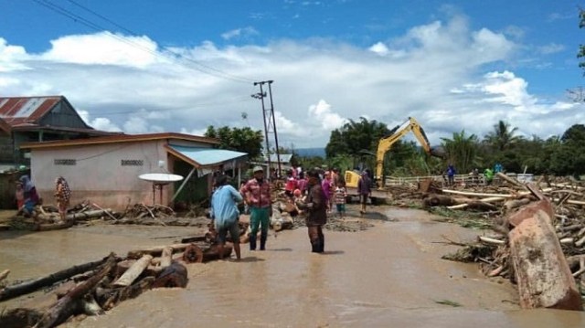 Tampak pemukiman warga di Poso yang dipenuhi material banjir. Foto: Istimewa
