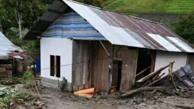 Salah satu Rumah warga Poso yang rusak berat akibat banjir bandang. Foto: Istimewa
