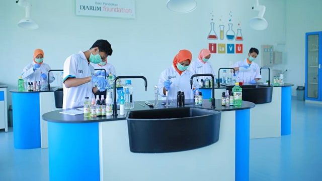 Siswa SMK Duta Karya melakukan praktek pembuatan hand sanitizer di laboratorium Kimia Industri. Foto: Dok. Istimewa