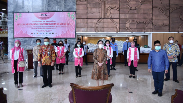 Ketua DPR Puan Maharani dalam acara pemberian sembako yang diadakan Persaudaraan Istri Anggota (PIA) DPR RI, di Kompleks Parlemen, Jakarta, Senin (4/5). Foto: Istimewa