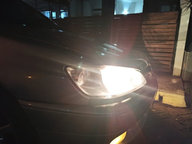 Ilustrasi penggunaan lampu jauh pada mobil. Foto: Muhammad Ikbal/kumparan