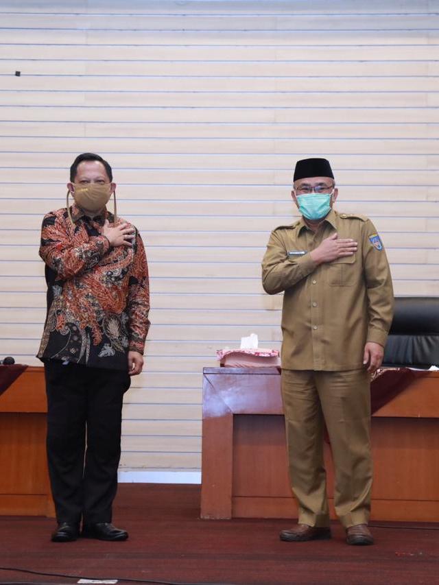Menteri Dalam Negeri RI Tito Karnavian (kiri) saat tinjau pelaksanaan PSBB Kota Depok, Jawa Barat, Senin (4/5). Foto: Dok. Kemendagri
