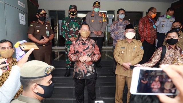 Menteri Dalam Negeri RI Tito Karnavian (tengah) saat tinjau pelaksanaan PSBB Kota Depok, Jawa Barat, Senin (4/5). Foto: Dok. Kemendagri
