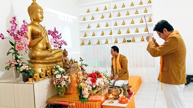 Umat Buddha di Kota Manado melaksanakan ibadah Puja Bakti menyongsong Waisak