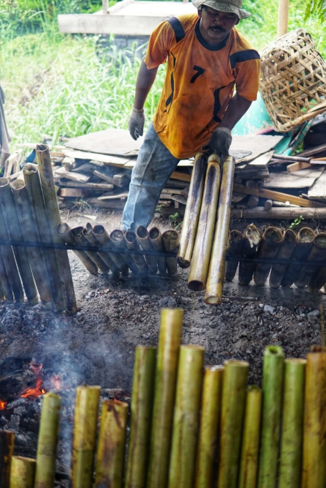 Memasak lemang Aceh. Foto: Ahmad Ariska/acehkini