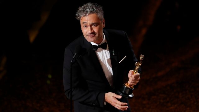 Taika Waititi menerima penghargaan Skenario Adaptasi Terbaik untuk "Jojo Rabbit" di Oscars 2020. (Foto: REUTERS/Mario Anzuoni)