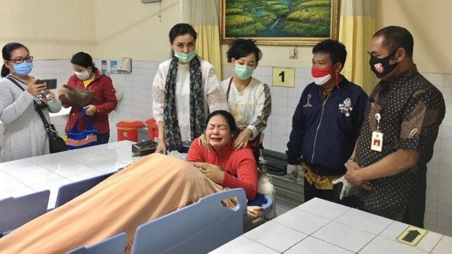Isak tangis keluarga melihat jenazah Didi Kempot di rumah sakit. Foto: Dok. Istimewa