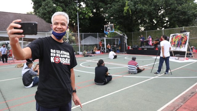 Gubernur Jawa Tengah Ganjar Pranowo di rumah dinasnya