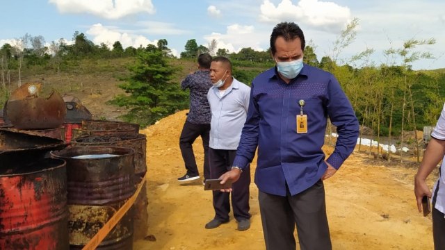 Sekretaris Komisi III DPRD Batam, Arlon Veristo saat bersama anggota Komisi III lainnya di lokasi temuan tumpukan limbah. Foto: Rega/kepripedia.com