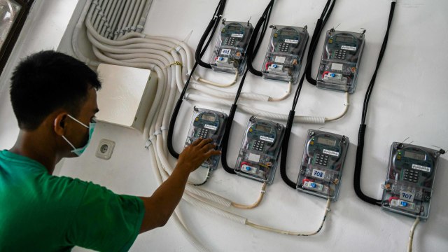 Warga memasukan pulsa token listrik di tempat tinggalnya, di Jakarta, Selasa (1/4/2020).