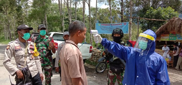 Pemeriksaan suhu tubuh bagi sopir kendaraan lintas kabupaten di pegunungan tengah.  