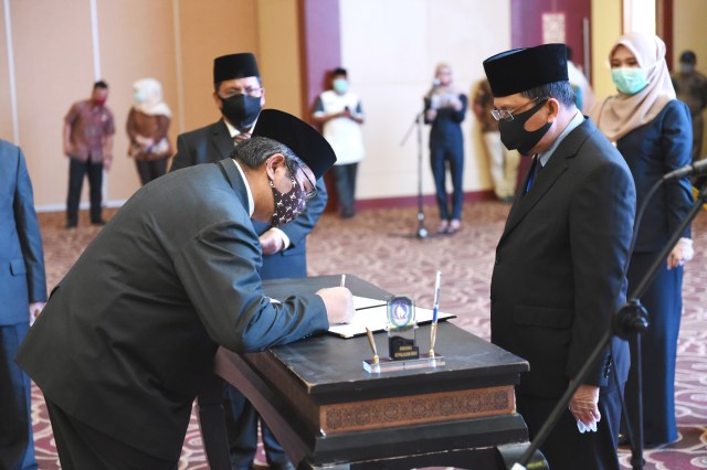 Naharuddin dan Tjetjrp Yudiana saat menandatangani nota pelantikan. Foto : Ismail/kepripedia.com.