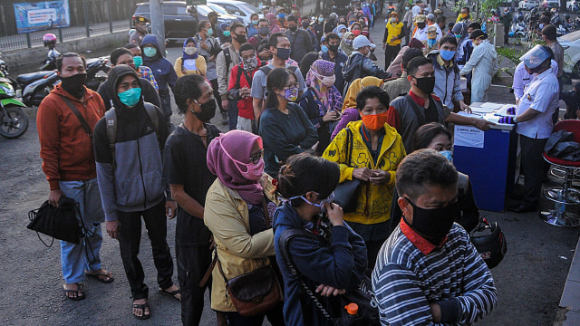 Suasana antrean penumpang KRL Commuter Line saat dilaksanakannya tes swab secara random di Stasiun Bekasi, Jawa Barat. Foto:  ANTARA FOTO/ Fakhri Hermansyah