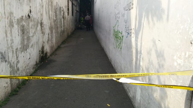 Suasana olah TKP penemuan perempuan tewas bersimbah darah di gang Kampung Jambe Malang, Semarang Timur. Foto: Afiati Tsalitsati/kumparan