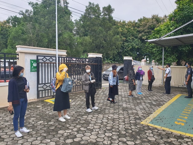 Pemeriksaan suhu tubuh terhadap 7 orang PMI yang baru saja tiba di Lampung, Swlasa (5/5) | Foto : Dok. BP2MI Lampung