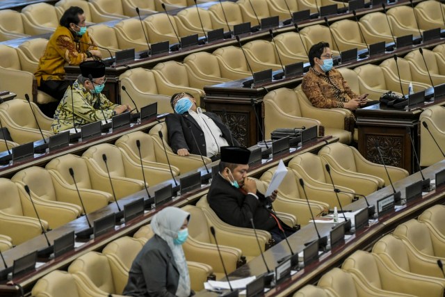 Anggota DPR mengikuti Rapat Paripurna ke-14 Masa Persidangan III 2019-2020 di Kompleks Parlemen, Senayan, Jakarta, Selasa (5/5). Foto: ANTARA FOTO/Galih Pradipta