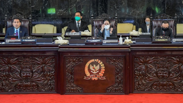 Anggota DPR mengikuti Rapat Paripurna ke-14 Masa Persidangan III 2019-2020 di Kompleks Parlemen, Senayan, Jakarta, Selasa (5/5). Foto: ANTARA FOTO/Galih Pradipta