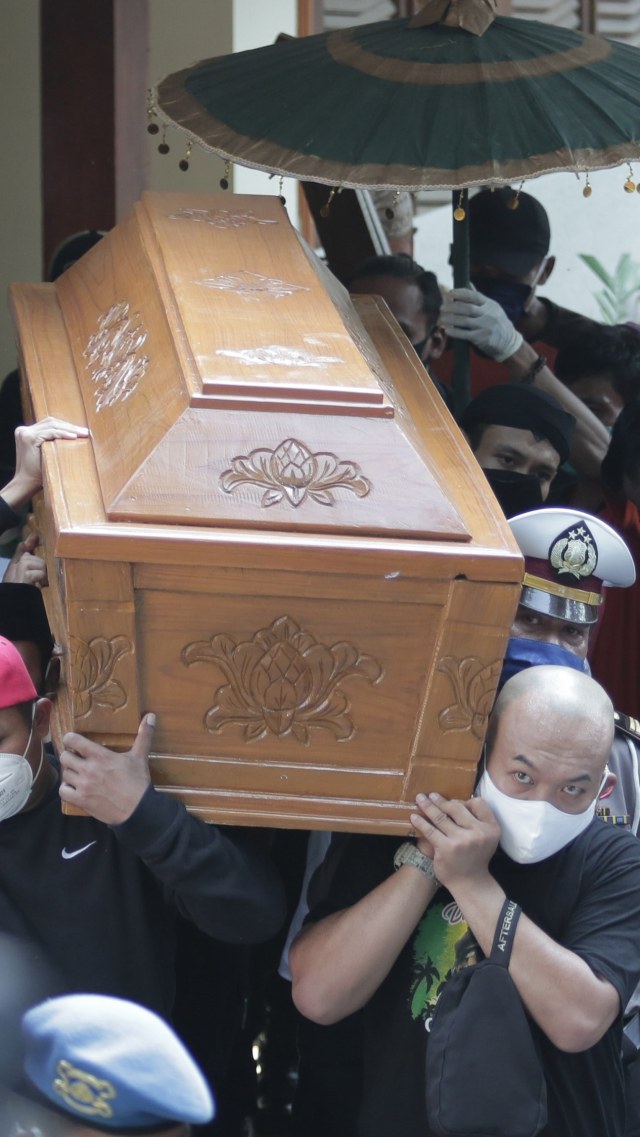 Kerabat mengusung peti jenazah penyanyi campursari Didi Kempot untuk dimakamkan di Tempat Pemakaman Umum Desa Majasem, Ngawi, Jawa Timur, Selasa (5/5). Foto: ANTARA FOTO/Joni Pratama