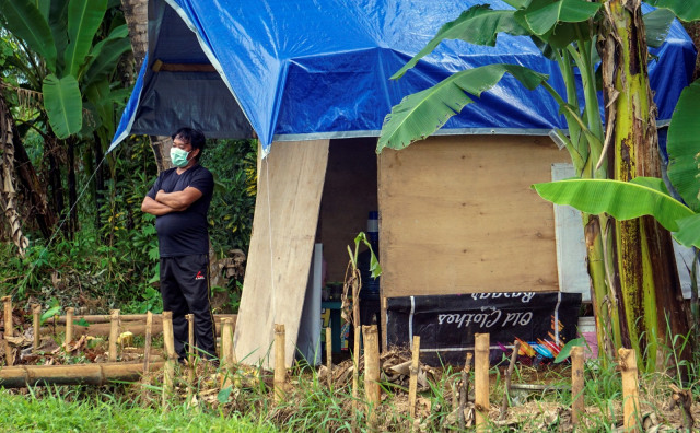 Seorang warga melakukan isolasi mandiri di gubuk Lapangan Tazakka, Bandar, Kabupaten Batang, Jawa Tengah, Selasa (5/5). Foto: ANTARA FOTO/Harviyan Perdana Putra