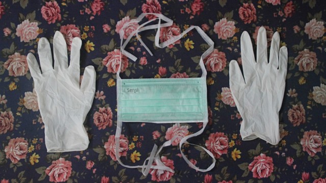Ilustrasi masker dan sarung tangan. Foto: Faisal Rahman/kumparan