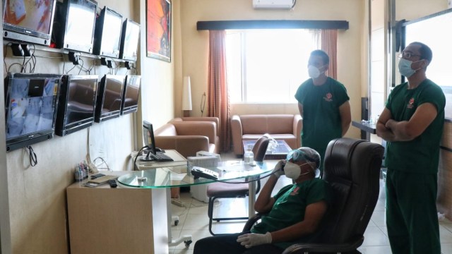 Gubernur Sumut, Edy Rahmayadi, saat berkomunikasi dengan pasien corona dengan menggunakan telepon dan CCTV Rumah Sakit Martha Friska. Foto: Istimewa