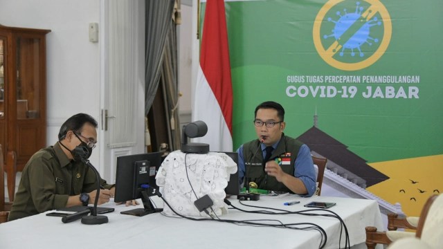 Ridwan Kamil saat memberikan arahan secara virtual kepada 27 bupati/wali kota jelang PSBB Jawa Barat. Foto: Dok. Pemprov Jawa Barat