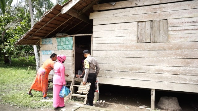 Lakoe ngon binoe sidroe peulisi di Aceh Utara watee geujak jok bantuan bak rumoh ureung gasien nyang na lam Kecamatan Langkahan. Foto: Dok. Polres Aceh Utara
