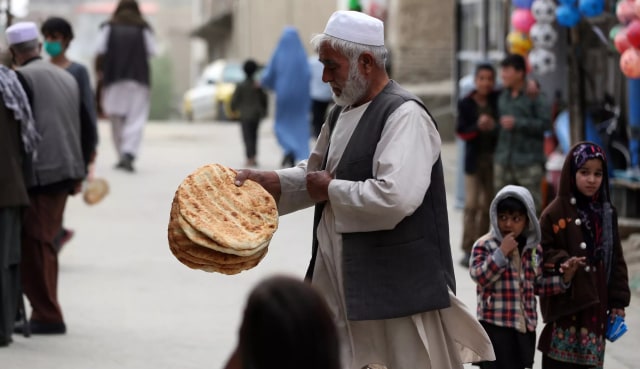 Warga Afghanistan bagikan roti gratis di tengah lockdown. Foto: AP/Rahmat Gul