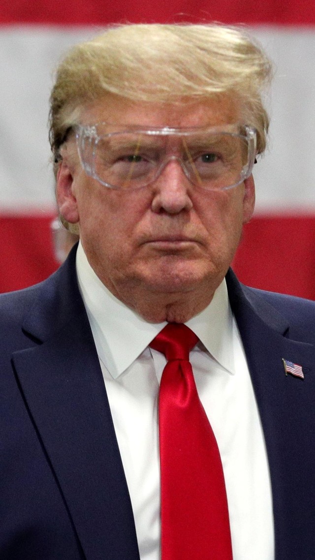 Presiden AS Donald Trump memakai kacamata pelindung saat berkunjung ke fasilitas Honeywell yang memproduksi masker di Phoenix, Arizona, AS, Selasa (5/5). Foto: REUTERS/Tom Brenner 