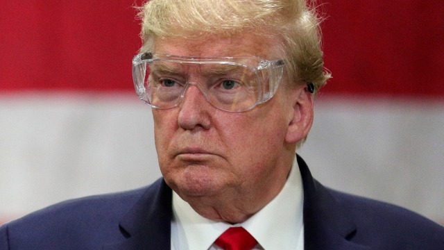 Presiden AS Donald Trump memakai kacamata pelindung saat berkunjung ke fasilitas Honeywell yang memproduksi masker di Phoenix, Arizona, AS, Selasa (5/5). Foto: REUTERS/Tom Brenner