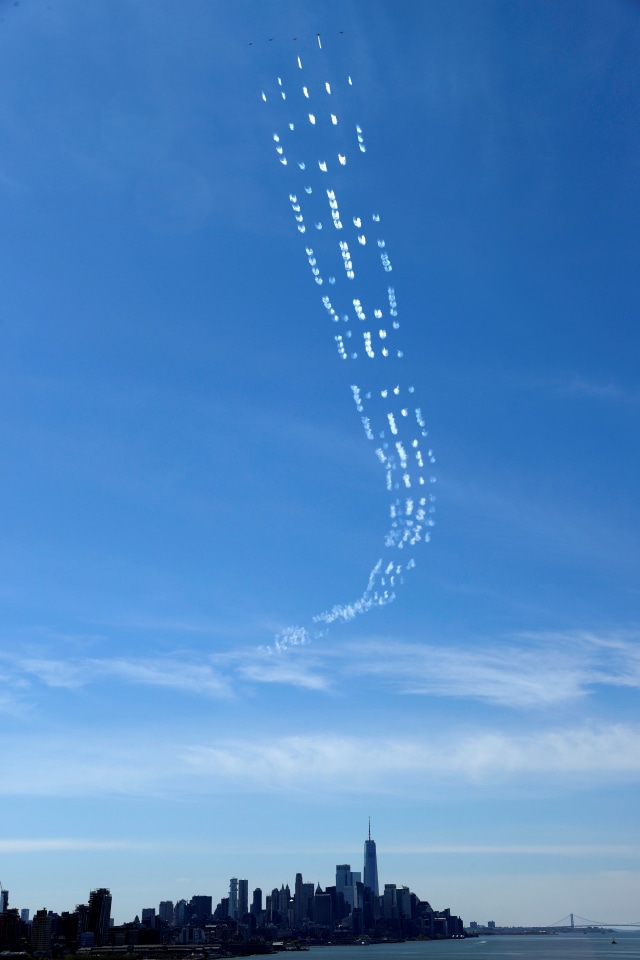 Pesawat Skywriting menguraikan pesan terima kasih kepada petugas kesehatan selama wabah COVID-19 di Manhattan, New York, AS, Selasa (5/5). Foto: REUTERS/Brendan McDermid